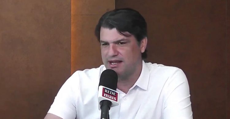Leo Bezerra diz que permanece no PSB por respeito a João Azevêdo e admite desconforto no partido