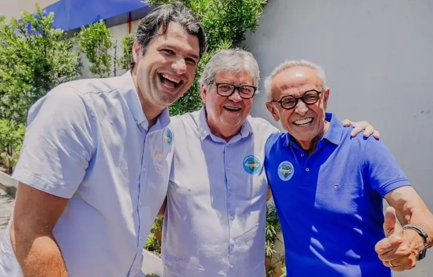 Léo Bezerra condiciona apoio ao Senado a conversa com João Azevêdo e admite Nabor ou André como alternativas O prefeito de João Pessoa, Léo Bezerra (PSB), afirmou que ainda não definiu quem receberá seu apoio para a segunda vaga ao Senado Federal nas eleições deste ano e condicionou a decisão a uma conversa com o ex-governador João Azevêdo (PSB), apontado como um dos possíveis nomes da base governista para a disputa. A declaração foi feita durante entrevista ao programa Paraíba Agora, da Rádio POP FM, na manhã desta terça-feira (2). Segundo Léo, o único apoio já consolidado para o Senado é ao senador Veneziano Vital do Rêgo (MDB), que deverá disputar a reeleição. De acordo com o prefeito, o respaldo a Veneziano é resultado da parceria institucional construída ao longo dos últimos anos com a Prefeitura de João Pessoa, além da atuação do parlamentar na articulação de demandas da capital junto aos ministérios do governo do presidente Luiz Inácio Lula da Silva (PT). Em relação à segunda vaga na chapa senatorial, Léo Bezerra revelou que aguarda uma conversa direta com João Azevêdo (PSB) para definir seu posicionamento político. O gestor admitiu que enfrentou resistência de alguns integrantes do próprio PSB, mas ressaltou que mantém a expectativa de diálogo com o ex-governador antes de anunciar qualquer decisão. “Eu ainda espero essa conversa para que possamos alinhar o caminho a seguir”, sinalizou o prefeito ao tratar das articulações para o pleito. Caso não haja entendimento com João Azevêdo, Léo indicou que poderá direcionar seu apoio a outros nomes que despontam como pré-candidatos ao Senado, entre eles o ex-prefeito de Patos, Nabor Wanderley (Republicanos), e o deputado estadual André Gadelha (MDB).