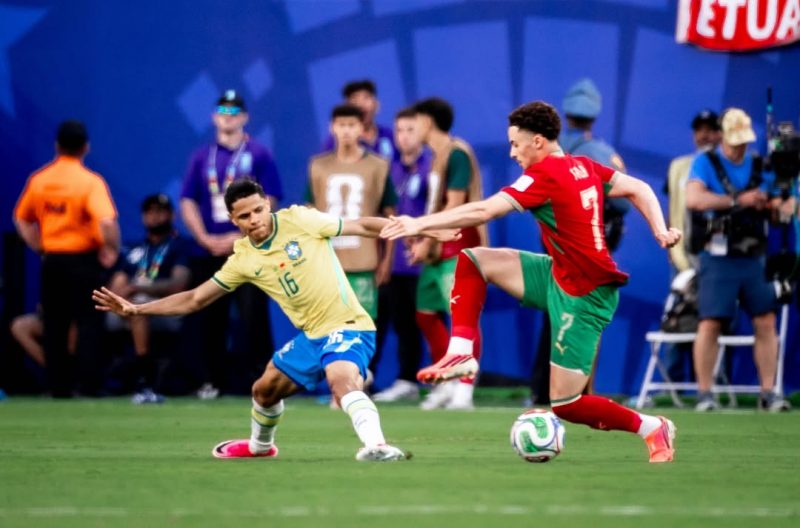 Paraibano Douglas Santos se destaca entre os melhores do Brasil na estreia da Copa do Mundo, aponta Fifa