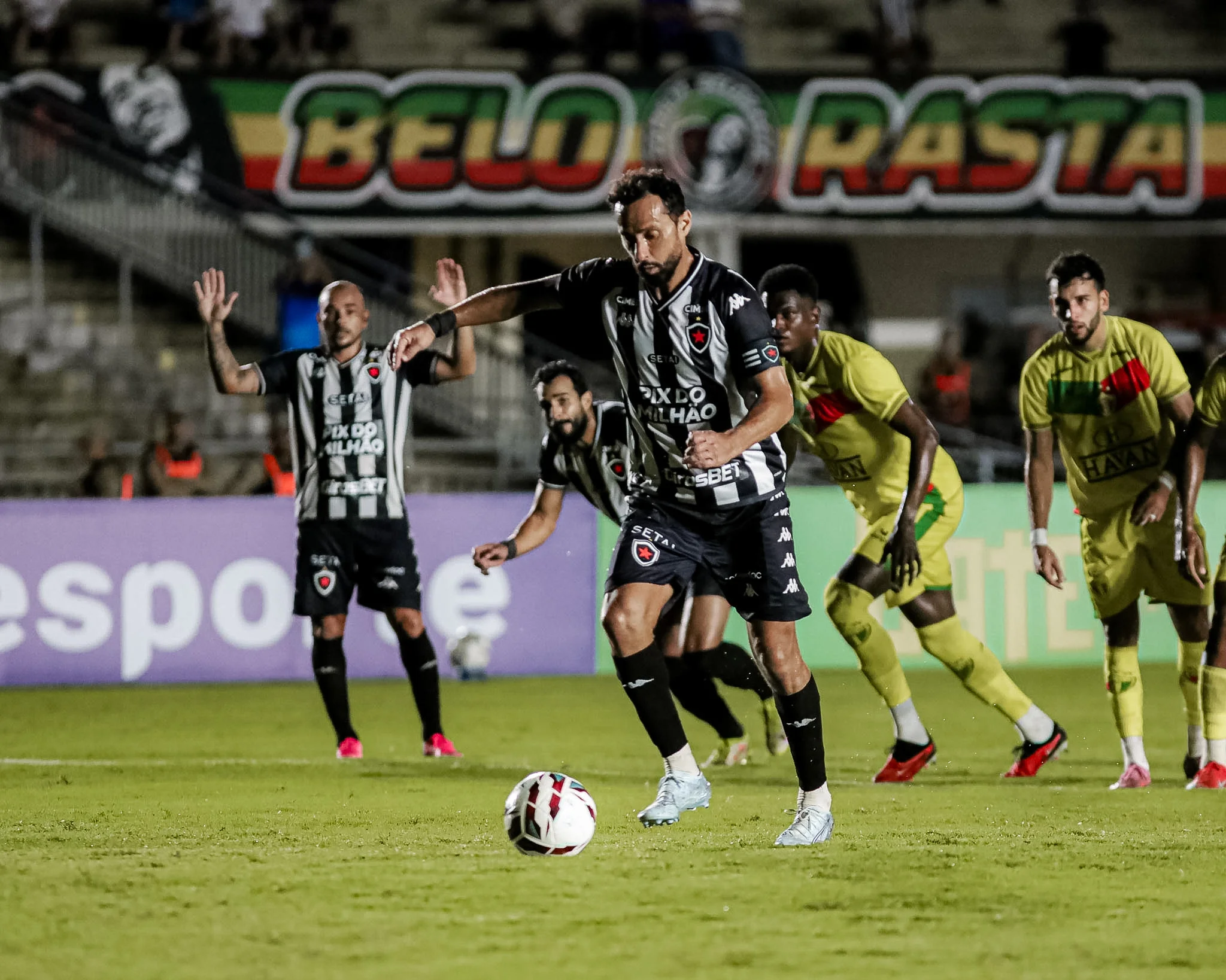Botafogo-PB vence o Brusque no Almeidão, sobe na tabela e encosta no G-8 da Série C