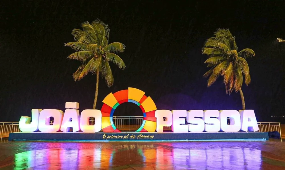 Léo Bezerra sanciona lei que autoriza venda de naming rights de espaços públicos em João Pessoa