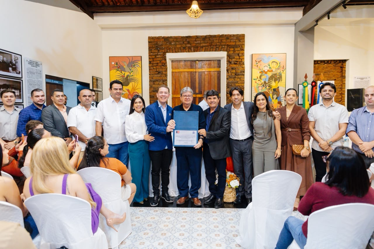 João Azevêdo recebe título de cidadão Cacimbense: “Meu compromisso com o desenvolvimento do município aumenta ainda mais como irmão dessa terra”