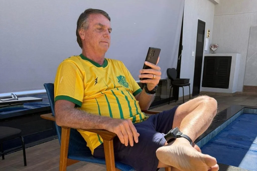 PF vasculha residência de Bolsonaro após descumprimento de ordem para entrega de armas, munições e documentos de registro