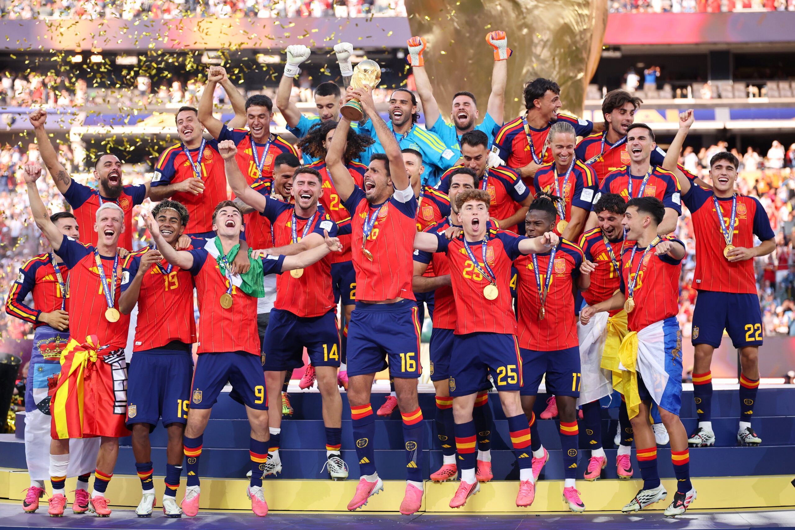Espanha vence a Argentina por 1 a 0 na prorrogação, conquista o bicampeonato da Copa do Mundo e entra para a história com recordes e uma nova geração de craques.