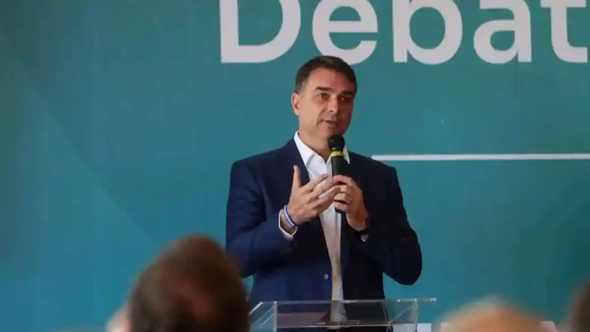 Flávio Bolsonaro repete o pai e propaga informação falsa sobre urnas eletrônicas já desmentida pelo TSE em reunião com embaixadores