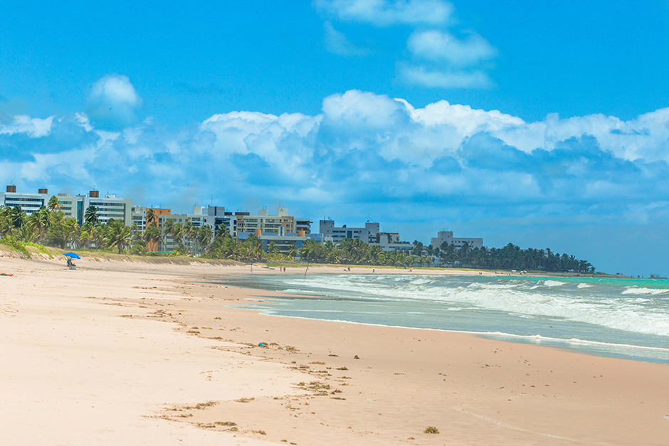 Condomínio é investigado por suspeita de despejar esgoto no mar da praia de Camboinha