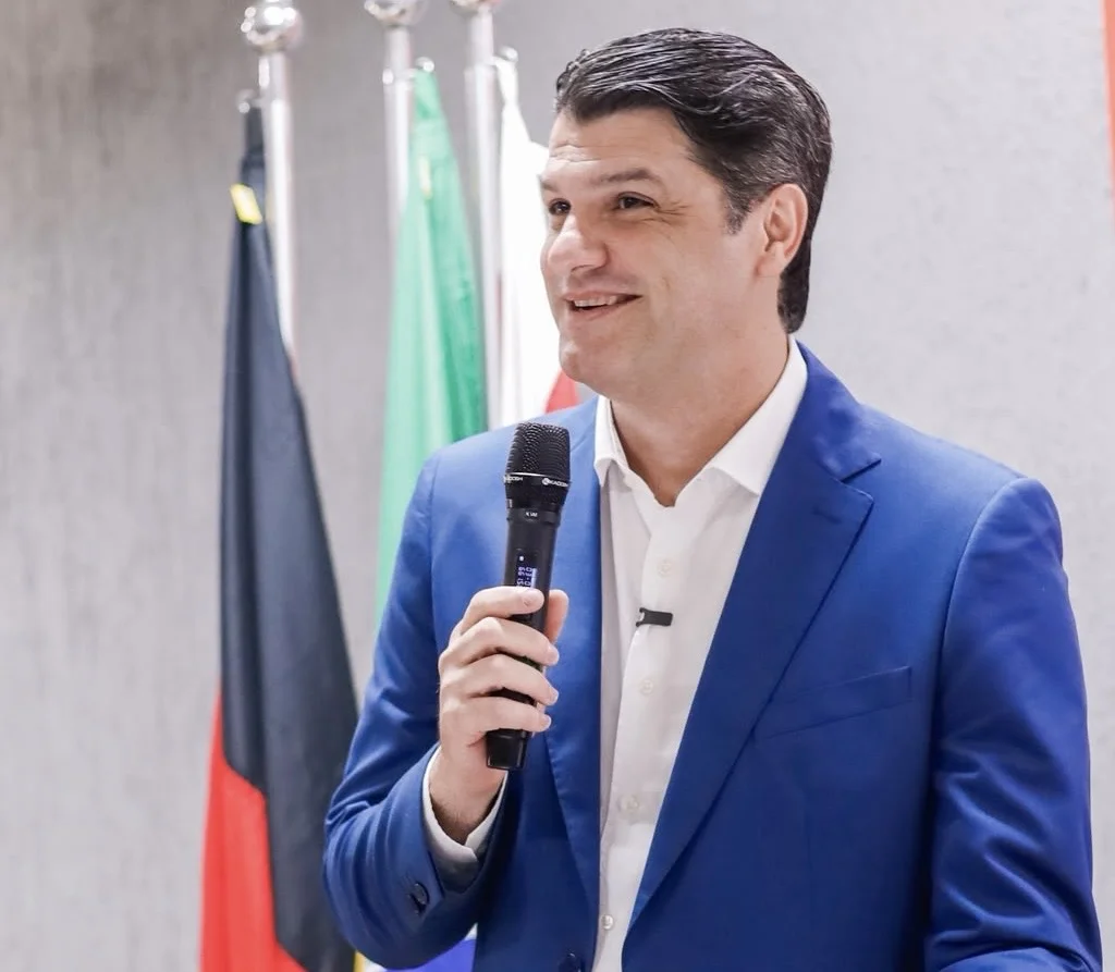 Em discurso na CMJP, Leo Bezerra defende diálogo com a oposição e garante: "As portas da Prefeitura estarão sempre abertas"