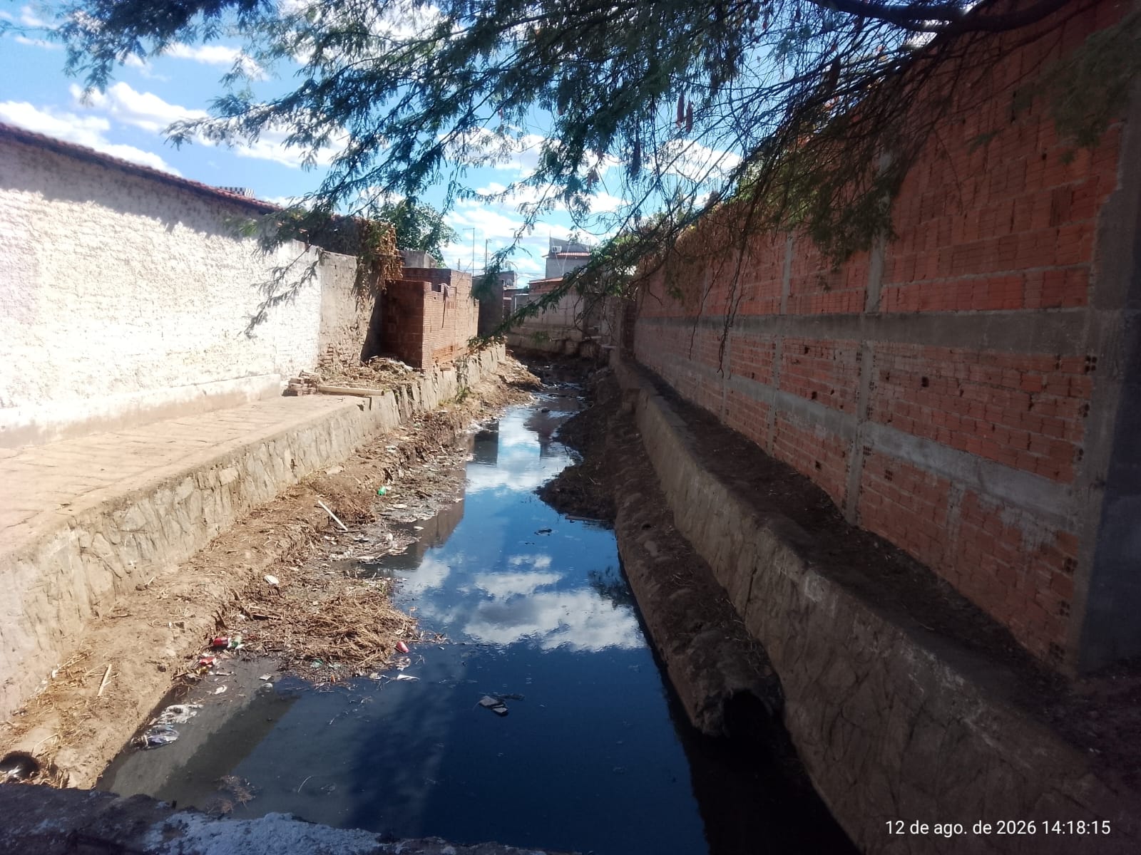 Prefeitura realiza limpeza de canais para melhorar escoamento de águas pluviais em Patos