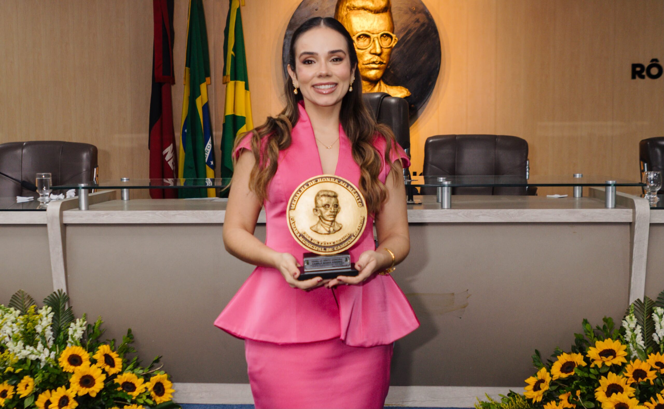 Primeira-dama Camila Mariz é homenageada com Medalha de Honra ao Mérito na Câmara Municipal de Campina Grande