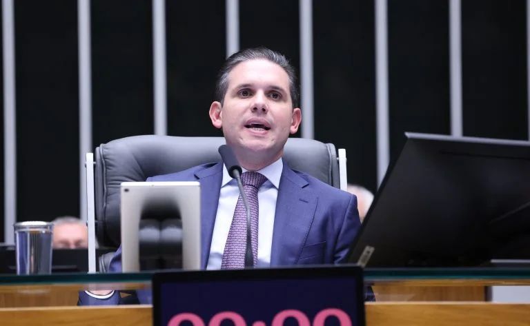 Hugo Motta diz que fim da “taxa das blusinhas” amplia poder de compra e alivia orçamento das famílias