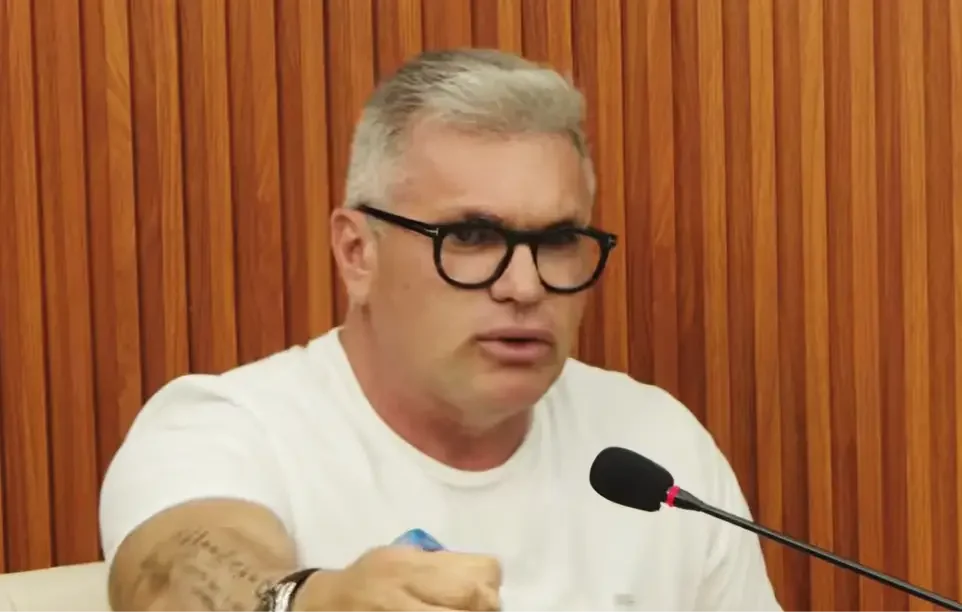 “Efraim não tem nada de bolsonarista”, diz Julian Lemos, que prevê “mácula” na carreira do senador: “Nunca mais desvincula”