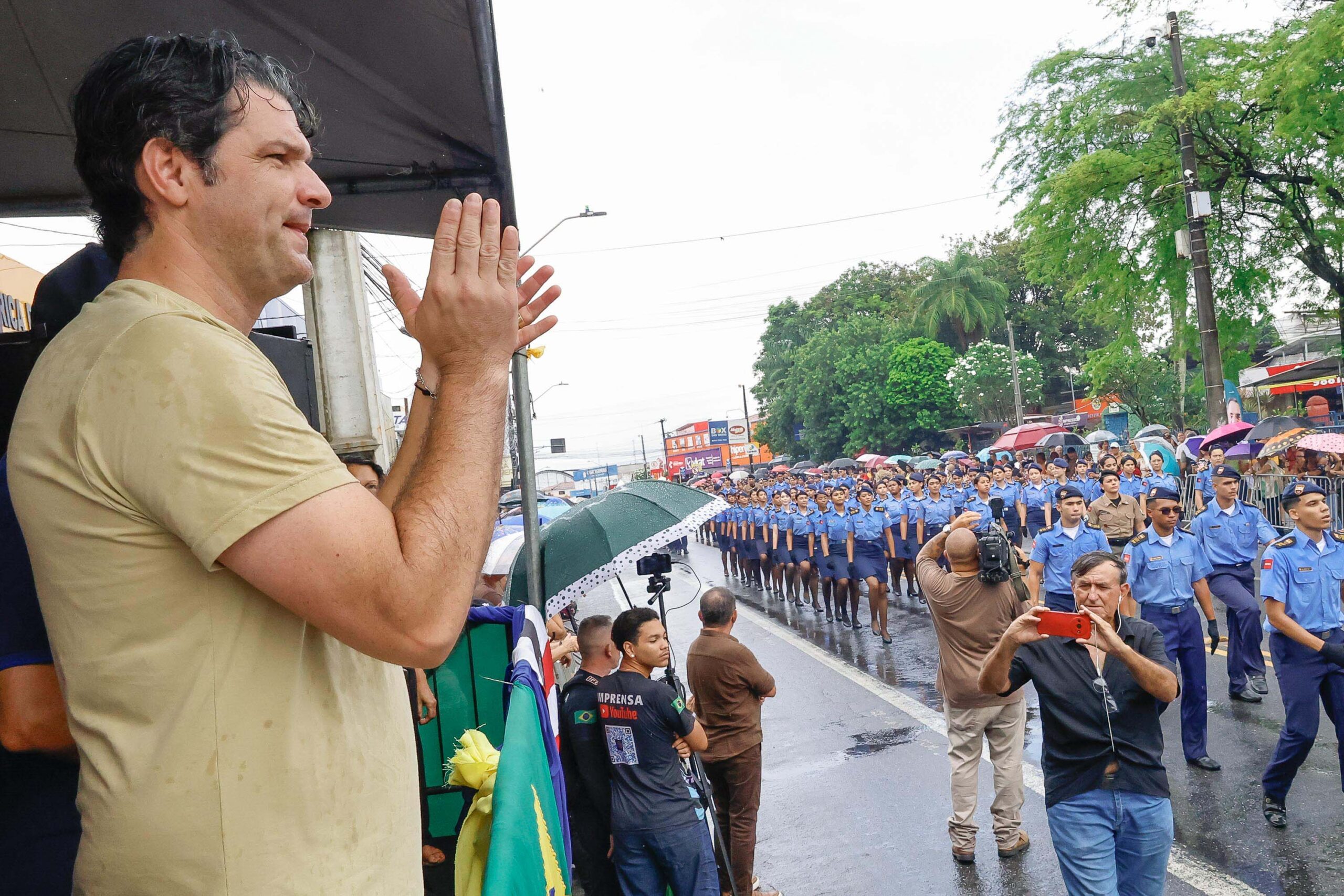 Leo Bezerra destaca organização da Prefeitura e participação popular durante desfile cívico em Mangabeira