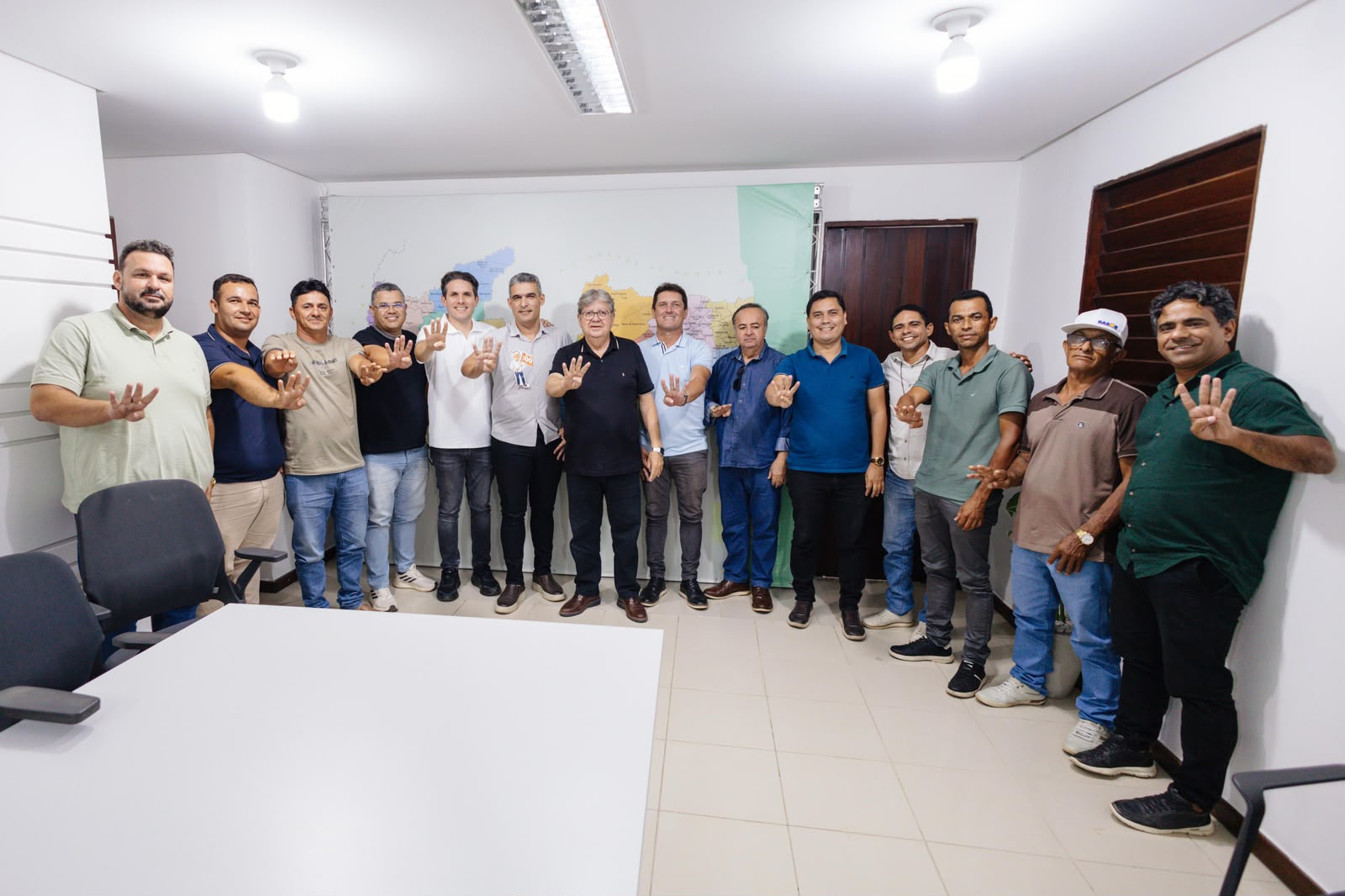 Prefeito de Lagoa de Dentro deixa Veneziano e anuncia apoio a João Azevedo para o Senado