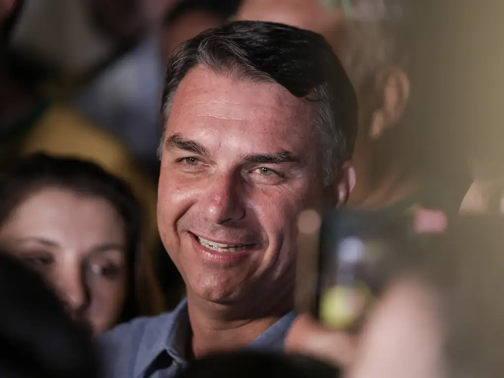 Flávio Bolsonaro recua, confirma presença em debate da Band e ironiza Lula após desafio do petista