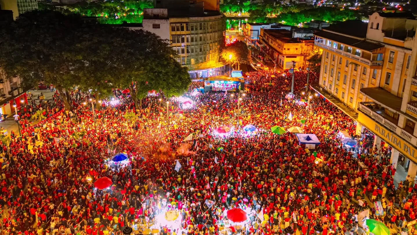 Erika Hilton pede “vira-voto” para Lula diante de multidão no Centro de João Pessoa
