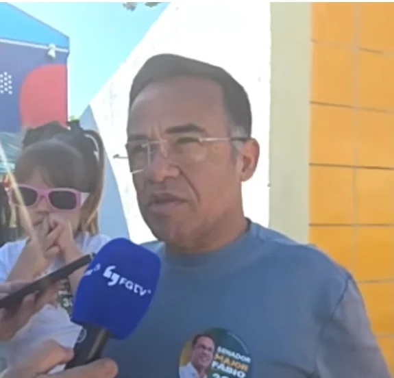 Major Fábio vota em Cabedelo, contesta pesquisas e prevê “surpresa” nas urnas