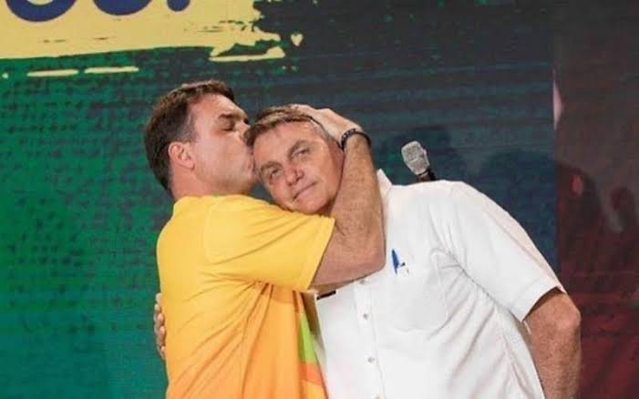 Flávio Bolsonaro anuncia visita ao pai após autorização de Moraes: “Estou ansioso para dar um abraço”