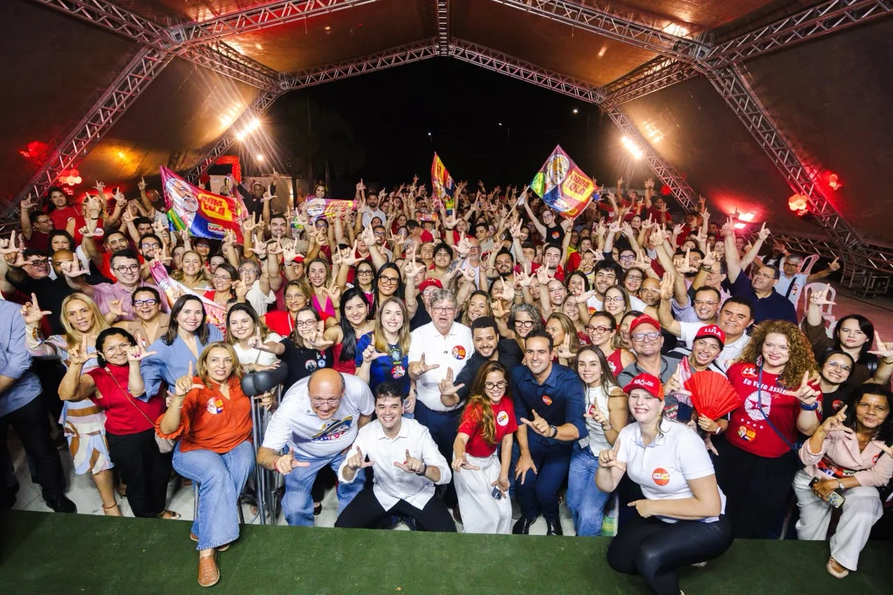 O governador Lucas Ribeiro (Progressistas) liderou, na noite desta segunda-feira (19), a plenária “Defesa do SUS”, realizada no Mirante Cabo Branco, em João Pessoa.