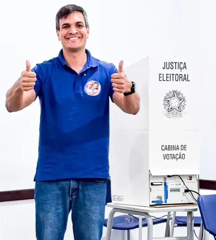 Diogo Cunha Lima vota em Campina, evita projetar 2º turno e diz confiar na resposta das urnas