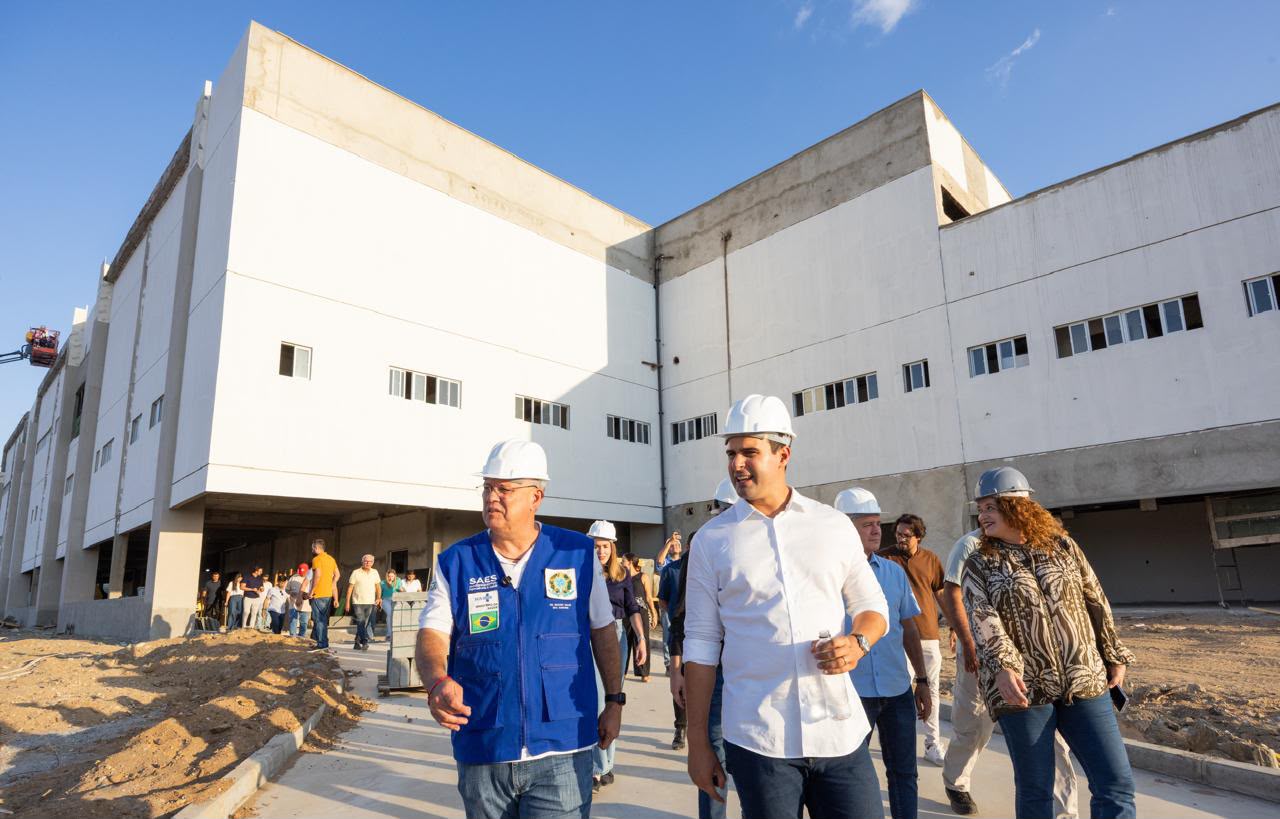 Lucas Ribeiro inaugura ginásio, acompanha instalação de equipamentos no Hospital do Bem e vistoria obras do Hospital de Trauma do Sertão, em Patos